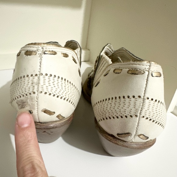 BCBGirls leather Embossed Pointed Toe Western Booties size 6.5 - Picture 4 of 8